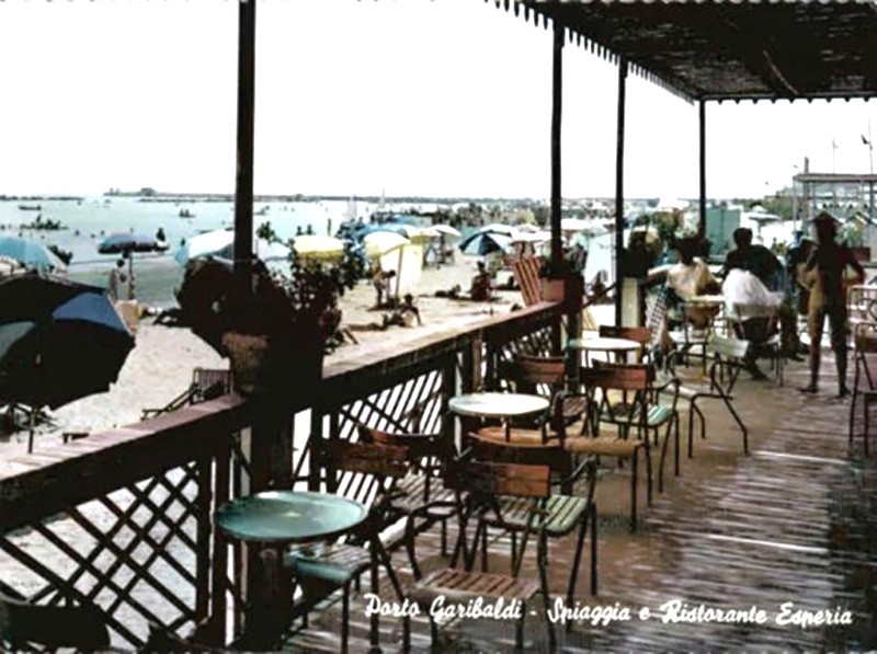 12) Porto Garibaldi - Spiaggia e Ristorante Esperia anni '50.jpg