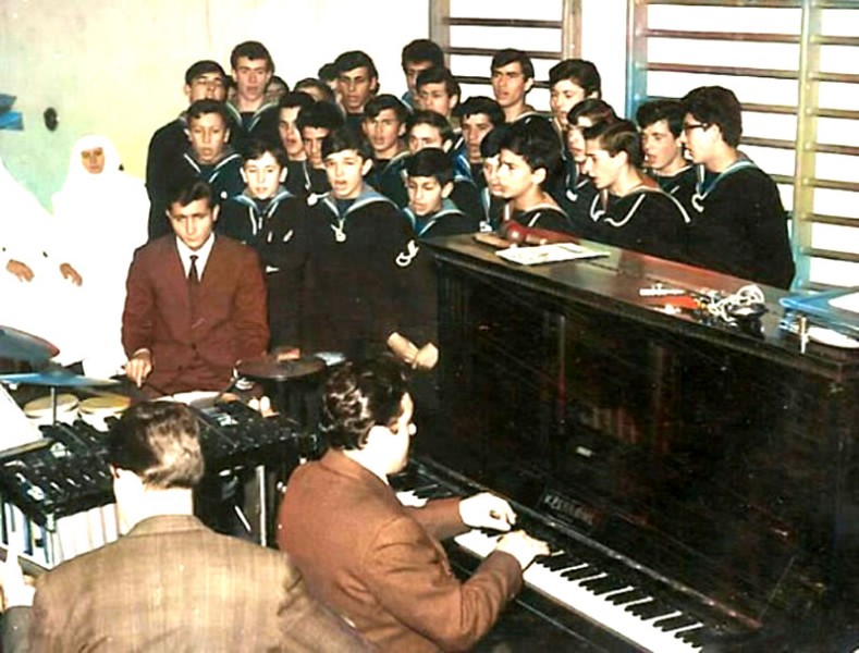 261) -Lido degli Estensi anni '60 con il maestro Giuseppe Cinti di Comacchio.jpg