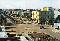 21) Fine anni '50 - Porto Garibaldi - Viale Ugo Bassi! Nell'angolo in basso c'era l'edicola di Merico Vitali (tenda a strisce), il Bar Sport e il terrazzo del Piccolo Bar..jpg