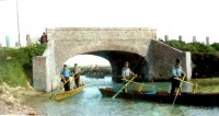36) Comacchio - 1901 Guardie Vallive sotto il ponte Cappuccini, chiamato Porta Cappuccini..jpg