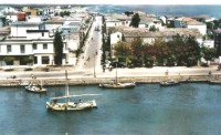 369) -Porto Garibaldi - Via della Resistenza. Sullo sfondo la corriera..jpg