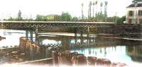 54) -Ponte carrabile a fianco della ferrovia dove il treno stava per arrivare a destinazione sbuffando e gettando al cielo bianchi pennacchi di fumo..jpg