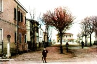 55) Anni '30 - Porto Garibaldi - Viale della Stazione - La stazione si trovava press'a poco dove oggi c'è la tabaccheria di Marino Bruno ..jpg