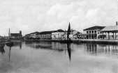 15-Magnavacca - il porto 1911,  sullo sfondo, a sinistra, al trinèn lascia il Porto transitando dinanzi alla chiesa.jpg