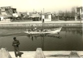 39-Porto Garibaldi anni '50-fortificazioni in cemento armato anticarro, a difesa sbarchi alleati nel 2°conflitto mondiale.Sullo sfondo chiosco che diverrà Ristorante il FARO.jpg