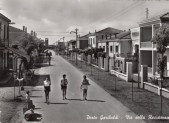 49-PORTO GARIBALDI La via dei Bar, Ristoranti, Alberghi e Pensioni, erano i FAVOLOSI anni '50.jpg