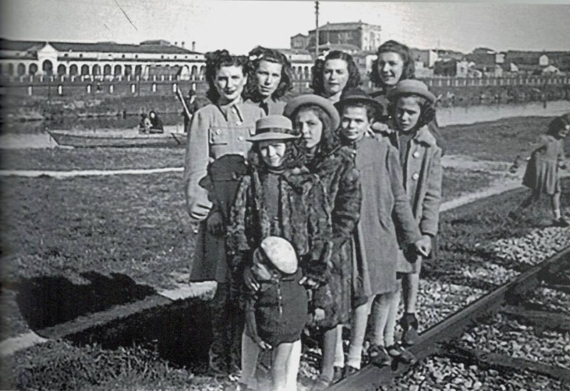 04i-Anni 40 foto di gruppo con ferrovia ai Cappuccini.jpg