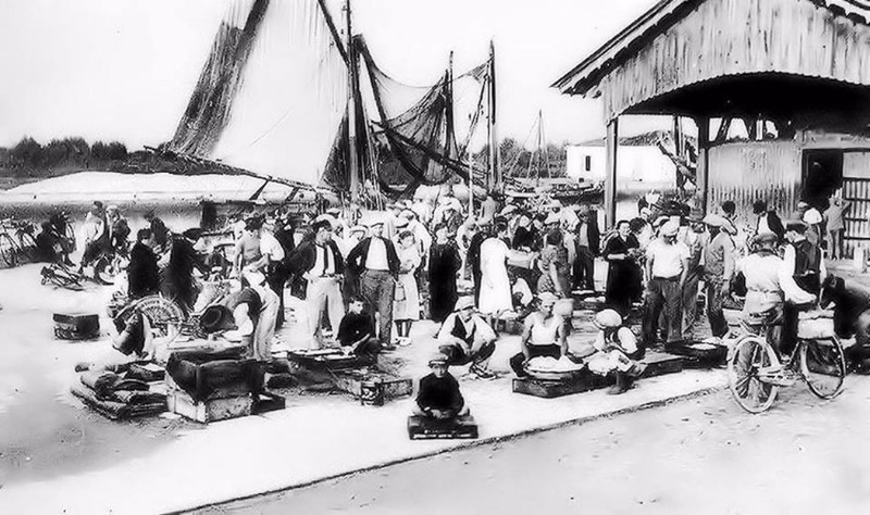 39d-Anni '30  Magnavaca al marcà dal pés prima ad la guèra.jpg