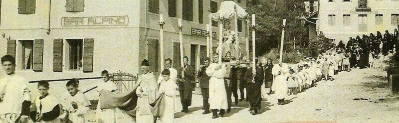 20c) Anni Trenta. Processione della Madonna di Ottobre o Madonna del Rosario a San Gregorio nelle Alpi. Parroco Don Antonio Lotto a San Gregorio dal 1919 al 1941, negli anni successivi ci sarĂ Don Evaristo..jpg