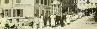 20c) Anni Trenta. Processione della Madonna di Ottobre o Madonna del Rosario a San Gregorio nelle Alpi. Parroco Don Antonio Lotto a San Gregorio dal 1919 al 1941, negli anni successivi ci sarà Don Evaristo..jpg