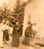 1) Festa di San Felice anno 1956 -Da sx. a dx. Giovanni Bortoluzzi; Gino Bortoluzzi ( Gino Maorin ) don Evaristo Viel, Cadorin Tranquillo ( frate ) ; Espedito Pagnussat.jpg