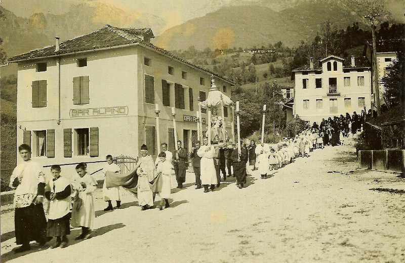 25-Processione durante una festa religiosa in piazza a San Gregorio con Don Antonio De Lotto. Anni '30..jpg