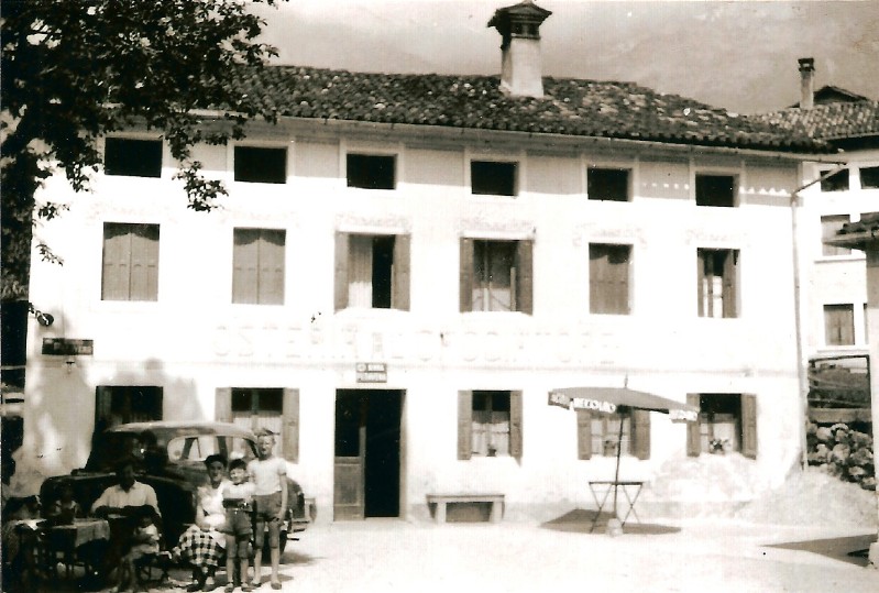 30-Siesta davanti al bar alpino a quei tempi chiamato -Oasteira al Cacciatore- anni '40.jpg