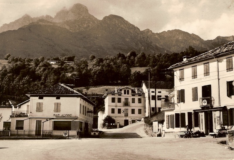 37-I due bar storici al centro del paese anni '50.jpg