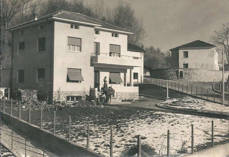 51-San Gregorio nelle Alpi - casa di Strazzabosco, ed. Lina Follin alimentari e casalinghi anni '50..jpg