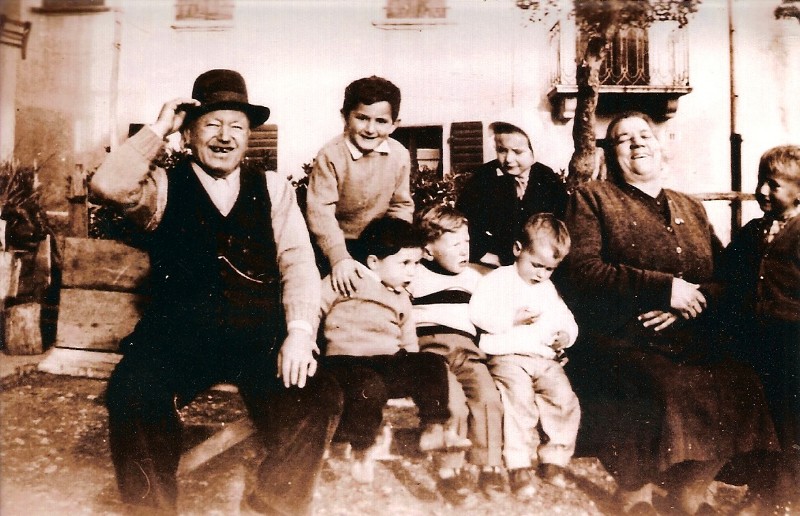 16-Fontanive Guerrino -MORETTO- con la moglie Celestina, nipoti e pronipoti nel cortile di casa.jpg
