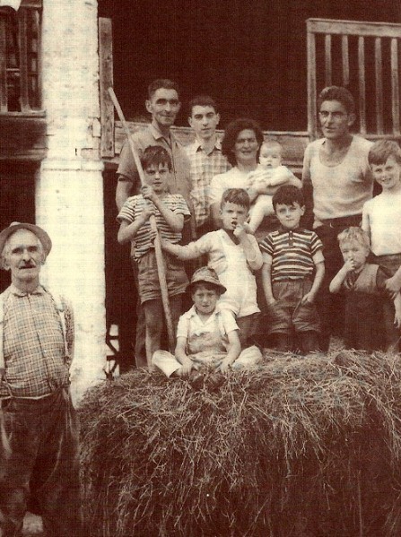 26-La famiglia di Cassol (MATTIET) Gino in primo piano di vede il padre Paolo -PAULO-.jpg