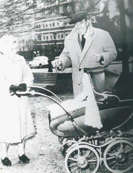 101-Incontro di Maria Stramare, balia di San Gregorio nelle Alpi, con l'attore francese Fernandel a Milano. Anni '50..jpg