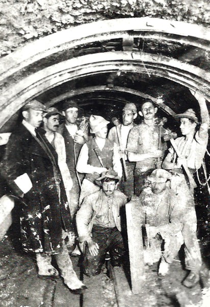 102-Galleria nei pressi di Berna(Svizzera) nel gruppo il minatore Angelo Cassol detto Angelo vecia, di San Gregorio(nato 1891-morto1968)- Foto 1922-24.jpg