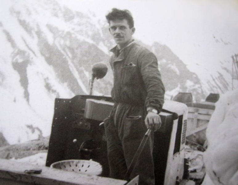 103-Escavatore manovrato da Aldo Strazzabosco di San Gregorio nelle Alpi Svizzera, anni '50..jpg