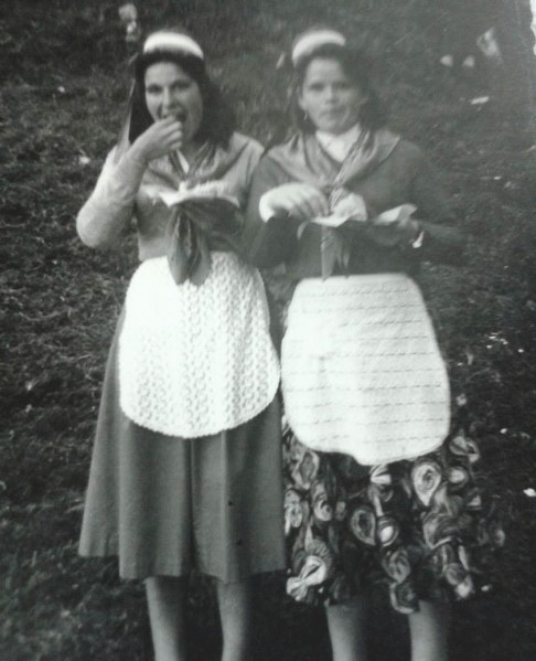 12-Marisa Strazzabosco e Renata Argenta alla festa sulle Ere con cappellino e foulard tricolore.jpg