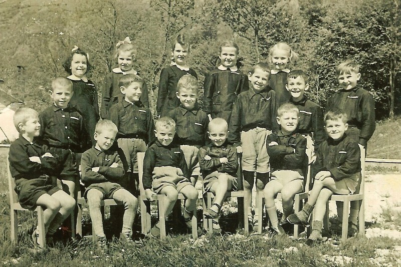 05-Scuole elementari di SAN GREGORIO nelle Alpi. La classe prima durante l'anno scolastico 1954-55..jpg