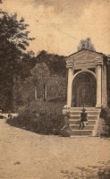 23c-Capitel de San Rocco a San Gregorio - Inginocchiate Marietta (moglie di Toni Barcola) Nessenzia, Itala Centeleghe(Parigi) I bambini che giocano sono Gabriele e Segio De Bastiani.jpg