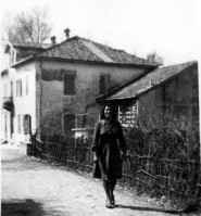 28-Donna passeggia davanti a villa colonica. San Gregorio nelle Alpi, anni '40 ..jpg