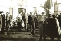 45-San Gregorio davanti al bar della Cilia in attesa della cerimonia per la commemorazione dei caduti - anni '50.jpg