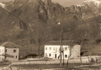 49-Il vecchio forno di San Gregorio di Angelo forner, davanti la casa di Angelo Strazzabosco, anni '50.jpg