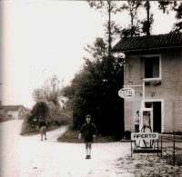 63-La stefania e la Maria moglie di Elso guarda se arrivano altre macchine - anni '60.jpg