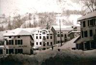 69-La piazza di San Gregorio nelle Alpi con la neve. Primi anni ’60..jpg