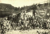 106) Cantiere stradale in Svizzera. Nel gruppo di sterratori operai di S. Gregorio nelle Alpi. Anno 1907..jpg