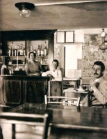 22-Interno del bar Alpino. Da sinistra Bissacot Clelia, figlio Vieceli Aldo e Dalle Grave Antonio -BOCETO-  (anni 20).jpg