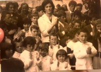 160b) La maestra dell'asilo e i suoi bambini oggi ormai di una certa età. Si intravvedono la Marte e Tito Vieceli..jpg