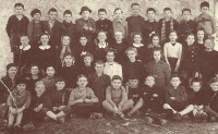 04-Scolari delle scuole elementari di S. Gregorio con la maestra Lina Simion (anni 40).jpg