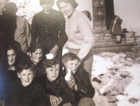 14-Scule elementari di S. Gregorio, in basso da sn Cassol René, Budel Rino, Renon Dino, in 2a file da sn, Carazzai Agnese,con la maestra Caterina Vivian. Anno 1958.JPG