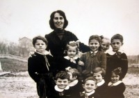 19-Scuole elementari di SAN GREGORIO nelle Alpi anno 1956. Daniele Gazzi con i sui compagni della prima..JPG