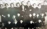 21-Scuole elementari di SAN GREGORIO nelle Alpi. La maestra Lina Simion con la terza classe durante l'anno 1956-57..JPG