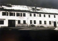 27-Scuole elemementari di SAN GREGORIO nelle Alpi. Il vecchio municipio (alla fine degli anni '60) che ospitava anche aule scolastiche prima della realizzazione del nuovo edificio..JPG