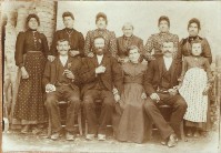 05-Una foto storica di fine 800 in piedi al centro la mia trisnonna Zanella Maria detta -la Bela- classe 1828 , al centro seduto con la barba suo figlio Vittore cl 1853 e la moglie.jpg