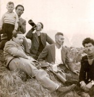 03-Alle pendici del Piz, in basso da sn Giulio sardina, Nani Benelo, Gabriele De Bastiani, in alto Tilio e Costantino mas  anno 1958.jpg