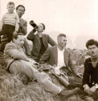 03-Alle pendici del Piz, in basso da sn Giulio sardina, Nani Benelo, Gabriele De Bastiani, in alto Tilio e Costantino mas anno 1958.jpg