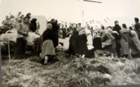 07a-Santa messa sul Piz e posa di una croce dai frazionisti di Roncoi. Anno 1958..JPG
