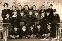 03-Scuole elementari di SAN GREGORIO Nelle Alpi anni '50. La maestra Lina Simion con la prima classe..jpg