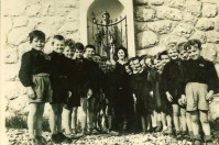 07-Scuole elementari di SAN GREGORIO Nelle Alpi. La classe seconda con la maestra Flora durante l'anno scolastico 1955-56..jpg