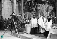 14-Visita del Vescovo Muccin, accompagnato da Don Mario Carlin e Don Domenico Cassol, in un cantiere del Ticino dove lavoravano molti bellunesi; inizio degli anni '60..jpg
