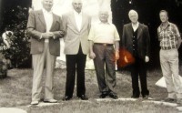 16) Anni ’90 – Inaugurazione del monumento dedicato al lavoro – da sx Giulio Gazzi, Rino De Gol, Leone Giazzon, Don Domenico Cassol. Adriano Carazzai.jpg