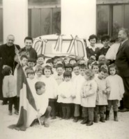 27-Festa grande all'asilo x l'arrivo della prima corrierina, fine anni '60.jpg