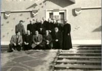 28-Don Antonio De Lotto festeggiato a S. Gregorio dai laici e preti di San Vito di Cadore, anni '60.jpg